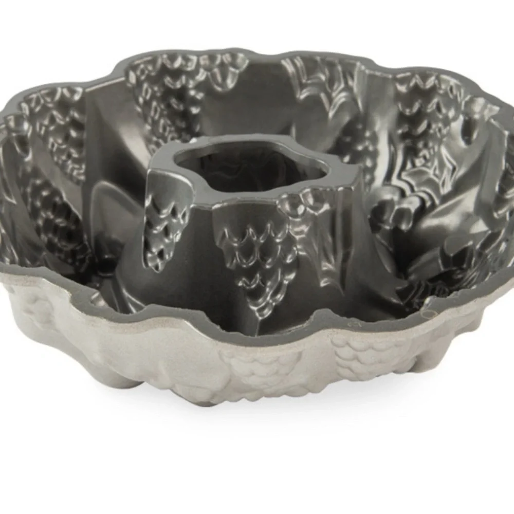 Nordic Ware Holiday Wreath Bundt Pan NEW